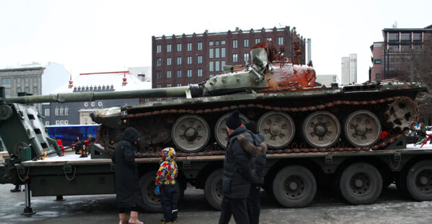 Подбитый в Украине российский танк выставили в центре Таллинна