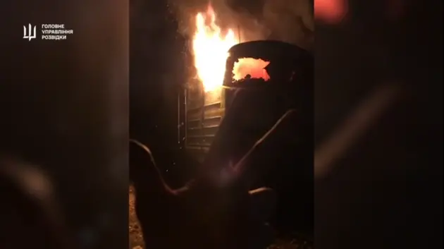 В России неизвестные сожгли два тепловоза: ГУР показало видео